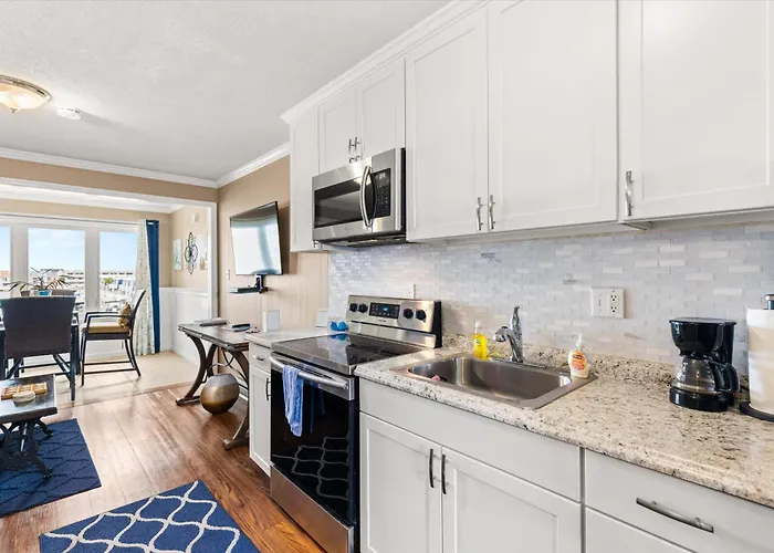 Top-floor Bayside - Canal Access & Views Apartment