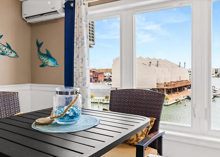 Top-floor Bayside - Canal Access & Views Apartment *