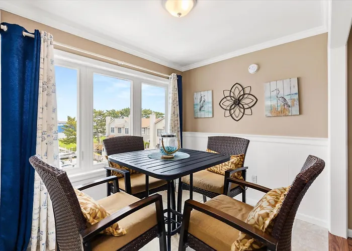 Top-floor Bayside - Canal Access & Views